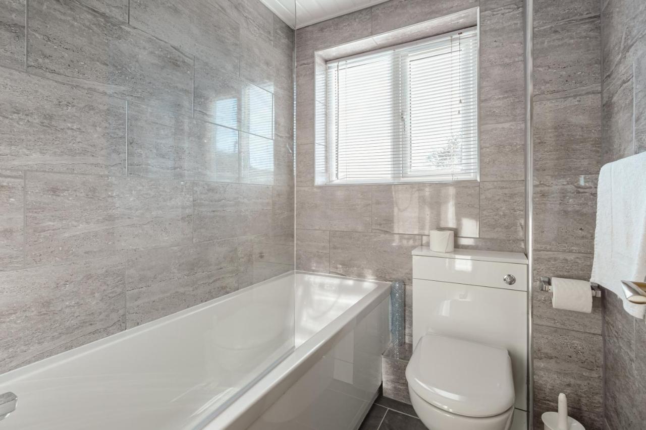 Luxury 2 Bed Room Lake View Apt Bowness Parking ภายนอก รูปภาพ